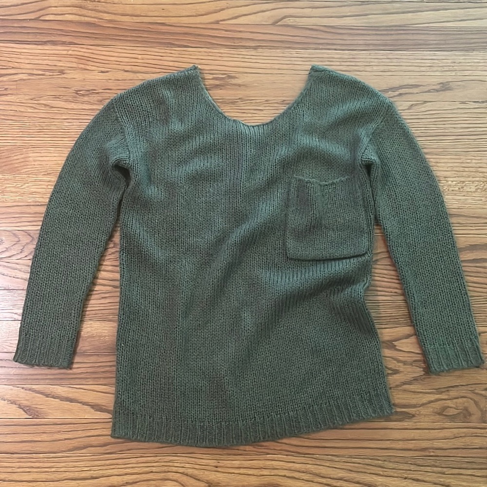 Green tunic sweater with front pocket